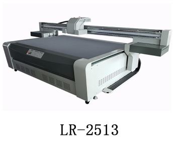 LR-2513通常我們也稱為萬能打印機，他是根據(jù)國際標(biāo)準(zhǔn)尺寸而來，加上這種uv機器不收材質(zhì)約束，差不多什么都可以打印，通常我們也稱之為萬能打印機